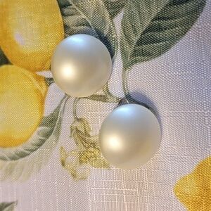 Richelieu Button Pearl Lever Back Vintage Earrings MCM Dome Cream White